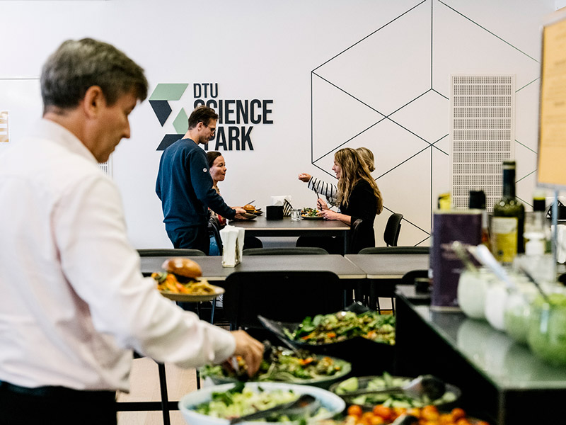 Medarbejdere spiser frokost i den fælles kantine i DTU Science Park i Hørsholm.