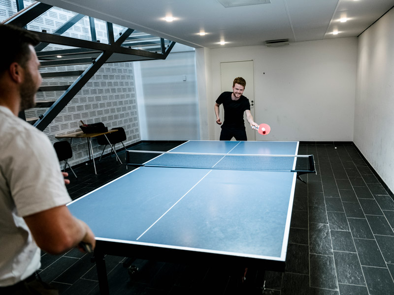 To personer spiller bordtennis i et fælleslokale hos DTU Science Park i Hørsholm.