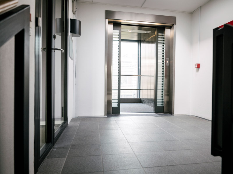 Moderne elevator med glasdøre og direkte adgang til kontorlejemålet i DTU Science Park Hørsholm.