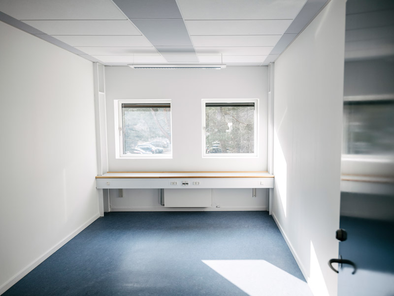 Lyst og tomt kontorlokale med to vinduer og udsigt i DTU Science Park Hørsholm.