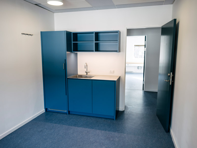 Lyst kontorlokale med blåt tekøkken og vask i DTU Science Park, Hørsholm.