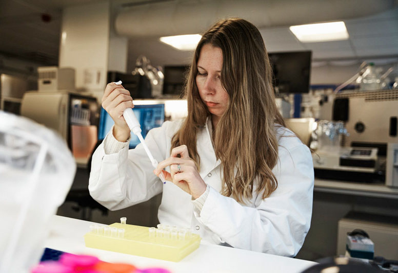 En forsker i laboratoriet hos ExpreS2ion Biotechnologies arbejder med en pipette i DTU Science Park.